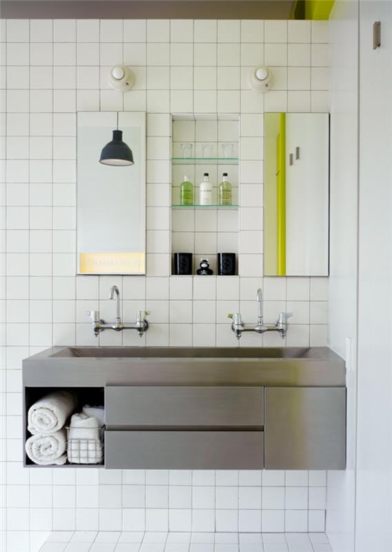 διαμέρισμα ενός δωματίου με νεροχύτη καμπίνα ντους λευκά πλακάκια τοίχου καθρέφτη τοίχου