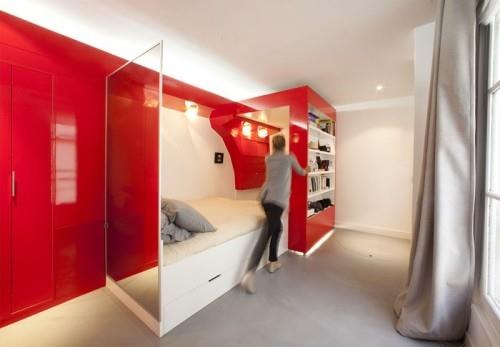διαμέρισμα ενός δωματίου με κόκκινους τοίχους