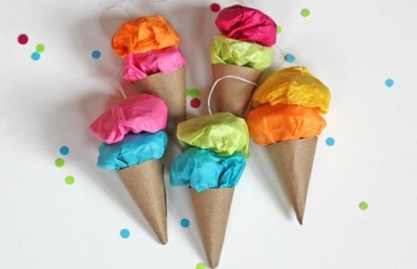 Φτιάχνοντας παγωτό από χαρτόνι με παιδιά