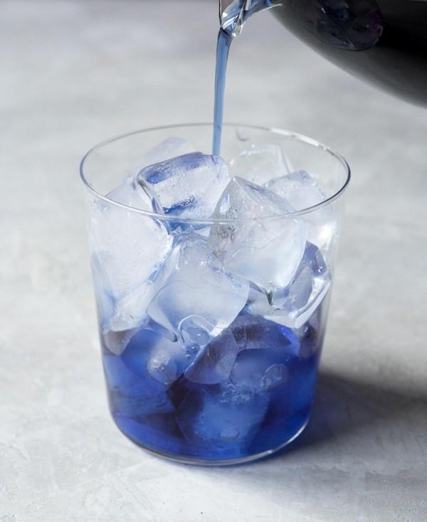 παγωμένο ποτό λεμονάτης μπλε