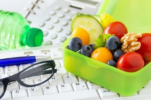 ekadashi θεραπευτική νηστεία στο γραφείο με φρούτα και ξηρούς καρπούς