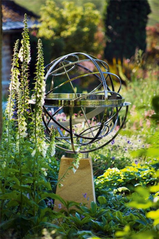 τοπίο ηλιακό ρολόι στον κήπο μεταλλικές ράβδοι εκλεκτικός σχεδιασμός κήπου