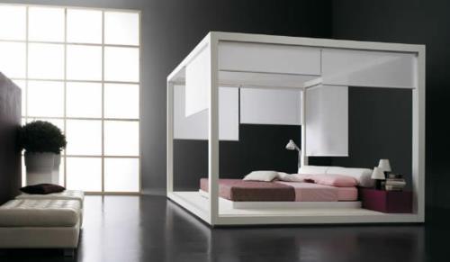 κομψό λευκό στρώμα κρεβατιού με τέσσερις αφίσες καφέ ροζ κλινοσκεπάσματα