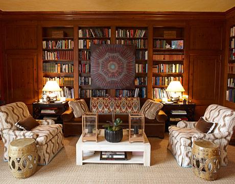 κομψό σπίτι βιβλιοθήκη ξύλινοι καναπέδες πολυθρόνες καναπές τραπεζάκι σαλονιού