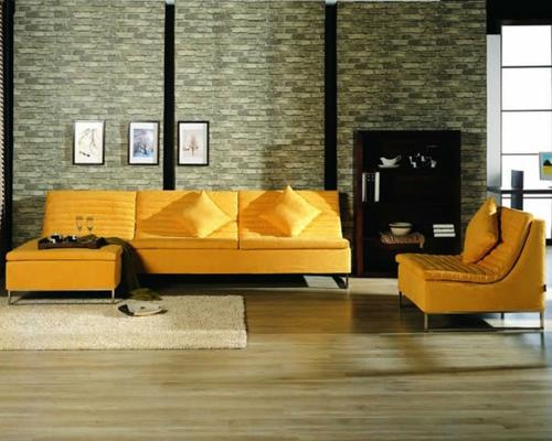 κομψά έπιπλα σαλόνι κίτρινες πολυθρόνες καναπέδες μαξιλάρια πίνακες από τούβλο τοίχο πέτρες