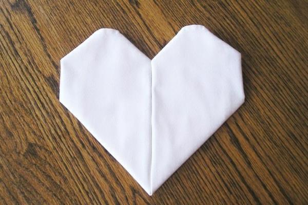 κομψές ιδέες διακόσμησης τραπεζιού χαρτοπετσέτες διπλώστε υφασμάτινη πετσέτα καρδιά