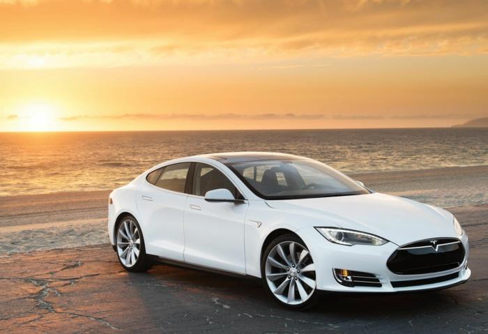 ηλεκτρικό αυτοκίνητο tesla μοντέλο s λευκό κομψό