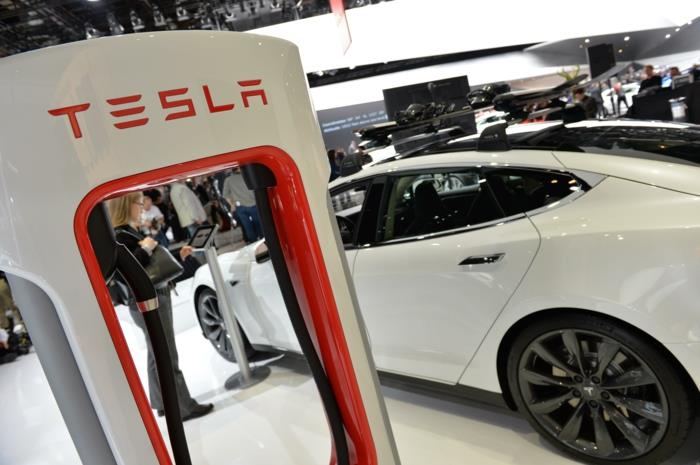 έκθεση μοντέλων ηλεκτρικών αυτοκινήτων tesla