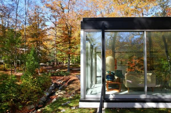 εξοικονόμηση ενέργειας πανοραμικό παράθυρο σπιτιού στο δάσος