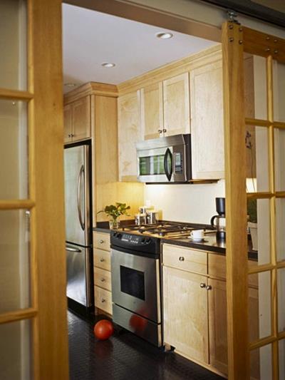 στενές συρόμενες πόρτες στενοί εσωτερικοί χώροι κουζίνας