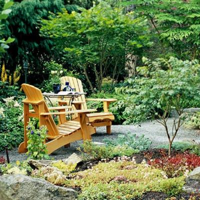 στενό χώρο στον κήπο υπαίθριες ιδέες ξύλινες καρέκλες λακαρισμένες