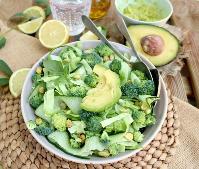 detox detox πράσινες σαλάτες συνταγή αβοκάντο μπρόκολο καρύδια βασιλικού