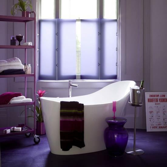χαλαρωτικό μωβ χρώμα μπανιέρα πετσέτες μπάνιου μοντέρνο μπάνιο