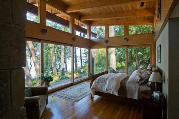 αξιολάτρευτο υπνοδωμάτιο με κρεβάτι έλκηθρο με θέα στη λίμνη