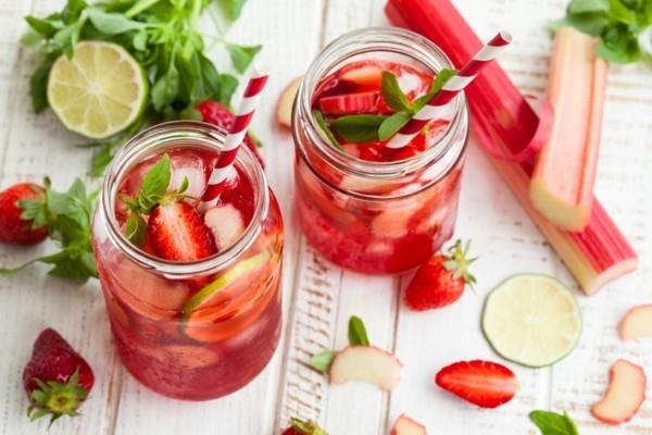 Προετοιμάστε τη λεμονάδα φράουλας ως ένα διψαστικό