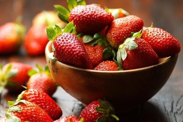 φράουλες ως σπιτικό φάρμακο για ηλιακά εγκαύματα