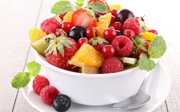 φράουλες υγιεινή φρέσκια σαλάτα φρούτων