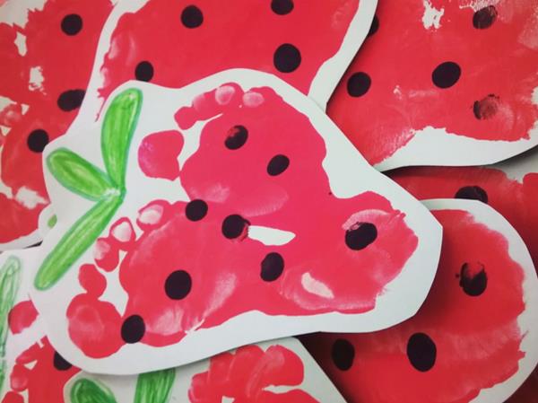φράουλες που ζωγραφίζουν το αποτύπωμα που πειράζουν με παιδιά