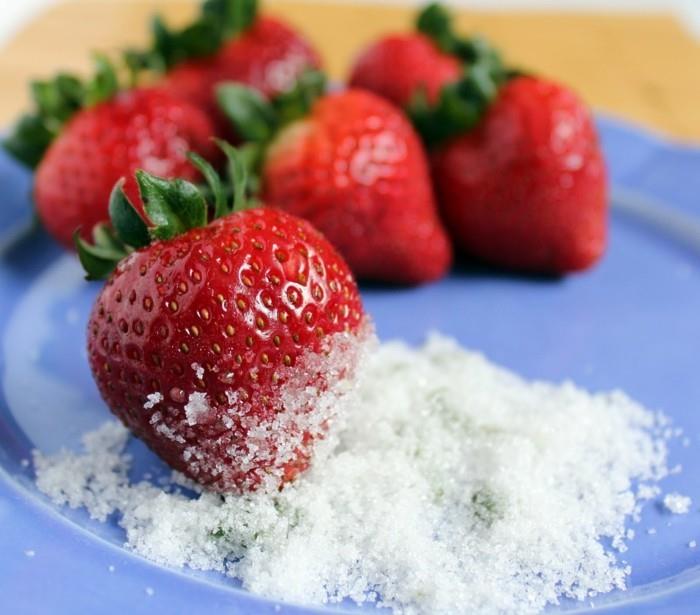 Πασπαλίστε τις φράουλες με ζάχαρη