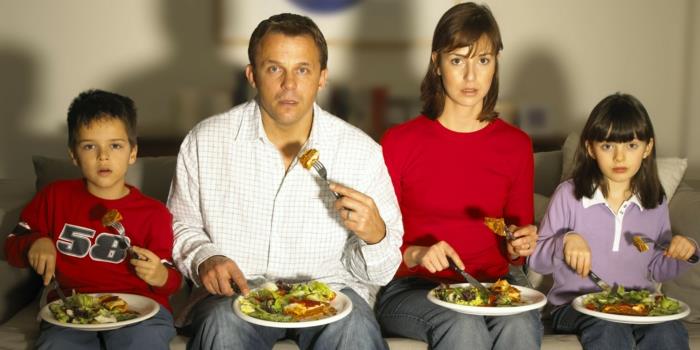 συμβουλές απώλειας βάρους οικογένεια τρώει μαζί βλέποντας τηλεόραση