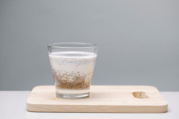 Αναζωογονητικά καλοκαιρινά ποτά Το νερό Chia είναι μια υπέροχη πηγή ενέργειας το καλοκαίρι