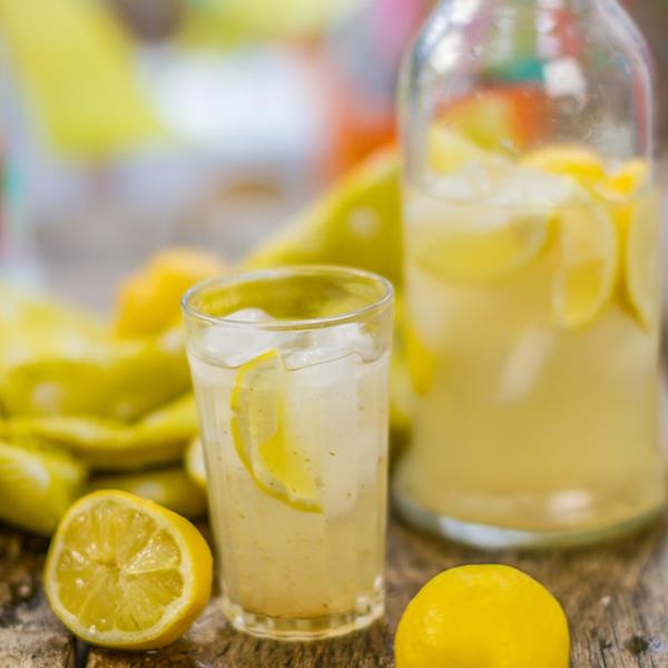 δροσιστικά καλοκαιρινά ποτά Nimbu Pani παραδοσιακά ινδικά ποτά