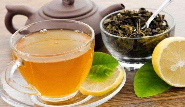 δροσιστικά καλοκαιρινά ποτά και αρωματικό τσάι από βότανα είναι καλά για το σώμα και την ψυχή