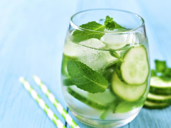 δροσιστικά καλοκαιρινά ποτά καλύτερο δροσιστικό σε ζεστό νερό αγγουριού με φύλλα μέντας