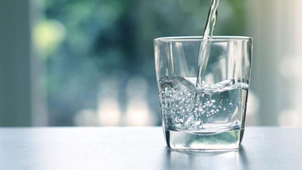 δροσιστικά καλοκαιρινά ποτά καθαρό νερό ποτό 2 λίτρα την ημέρα καλύτερο αναψυκτικό το καλοκαίρι