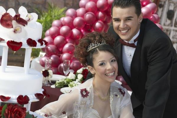 καταπληκτικά φθινοπωρινά χρώματα γάμου διακόσμηση μπορντό θάμνο μπαλόνια