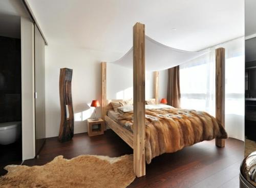 καταπληκτικό λευκό κρεβάτι με ουρανό και ξύλινο υπνοδωμάτιο