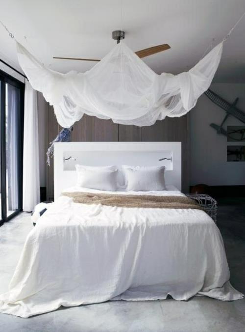 καταπληκτικό λευκό κρεβάτι με ουρανό και σχέδια αέρινα κλινοσκεπάσματα