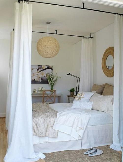 καταπληκτικό λευκό κρεβάτι με ουρανό με σχέδια τοίχου καθρέφτη βολικό