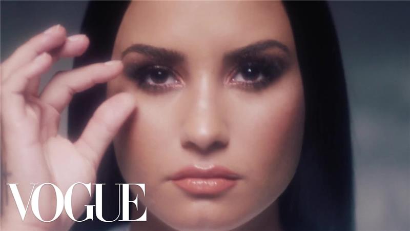 πρώτη σελίδα vogue καπνιστά μάτια Demi Lovato