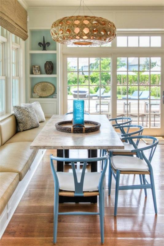 Δημιουργήστε τραπεζαρία μπλε ξύλινες καρέκλες ψάθινο κρεμαστό φωτιστικό