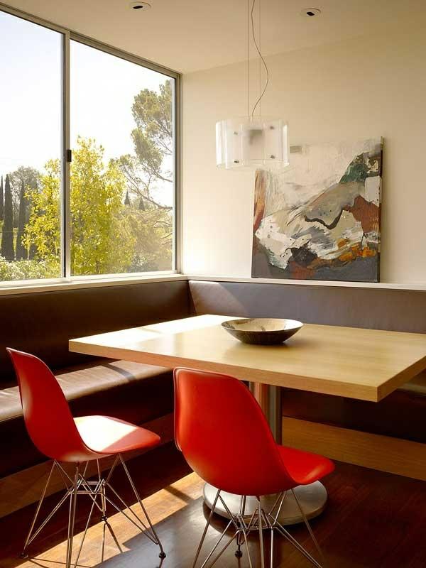 σχεδιασμός τραπεζαρίας καφέ δερμάτινος γωνιακός καναπές κόκκινες πλαστικές καρέκλες