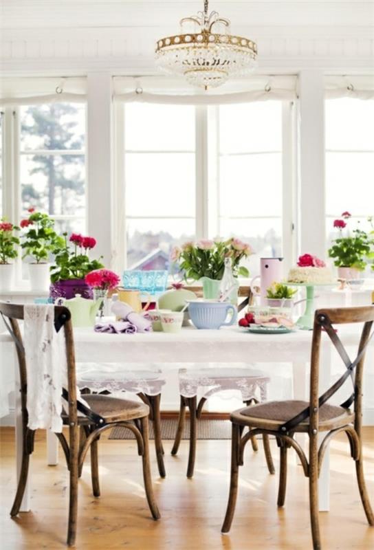 τραπεζαρία παλιές καρέκλες πολύχρωμα λουλούδια