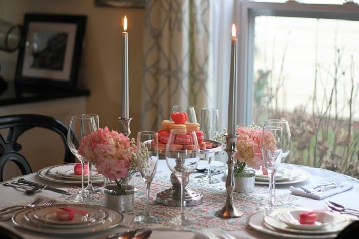 διακοσμήστε το τραπέζι της τραπεζαρίας ρομαντικές αποχρώσεις του ροζ