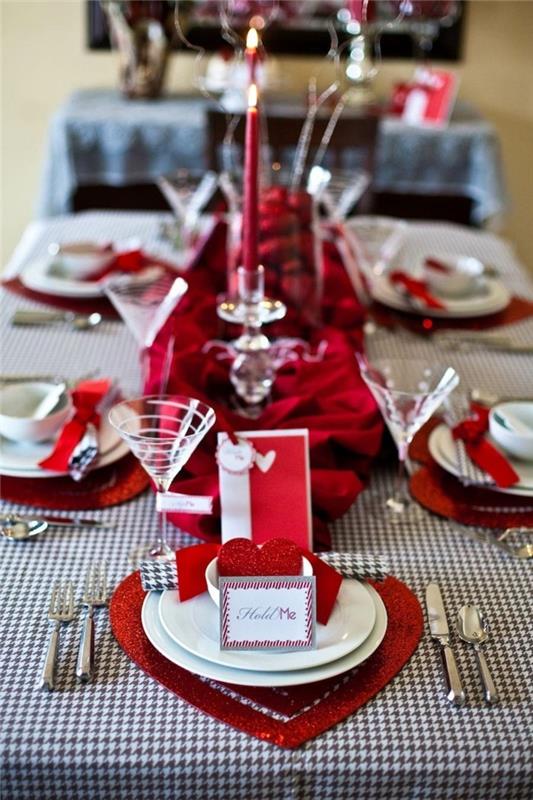 διακοσμήστε τραπέζι φαγητού ημέρα του Αγίου Βαλεντίνου κόκκινες πινελιές