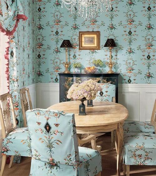τραπεζαρία στρογγυλό ξύλινο τραπέζι λουλουδάτη διακόσμηση κλασική τυπική γαλλική ιδέα