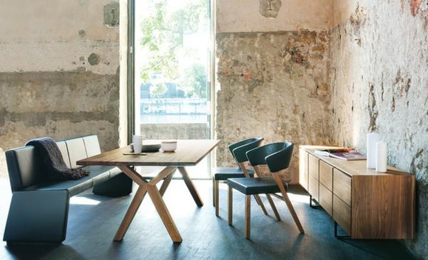 Τραπέζια, πάγκοι και καρέκλες είναι βιομηχανικού σχεδιασμού