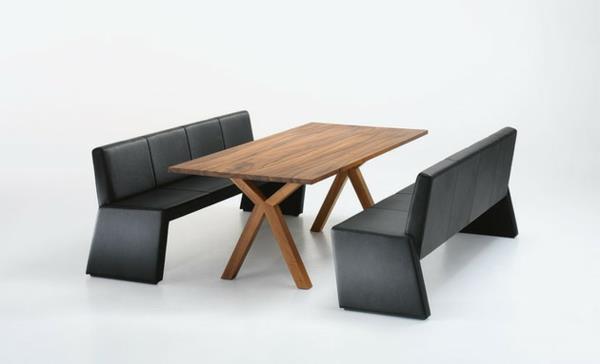 Τραπέζια, πάγκοι και καρέκλες είναι σχεδιασμένα από δέρμα