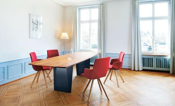 Τραπέζια, πάγκοι και καρέκλες σχεδιάζουν κόκκινη τραπεζαρία