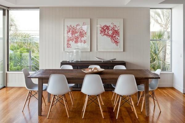 διακόσμηση τραπεζαρίας σε καλοκαιρινό μεγάλο τραπέζι από σκούρα ξύλινα σχέδια σε κόκκινο χρώμα