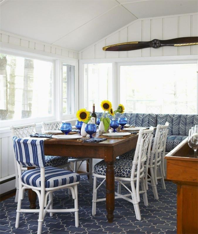 Τραπεζαρία σε στυλ εξοχικό ξύλινο τραπέζι σκούρο μπλε χαλί