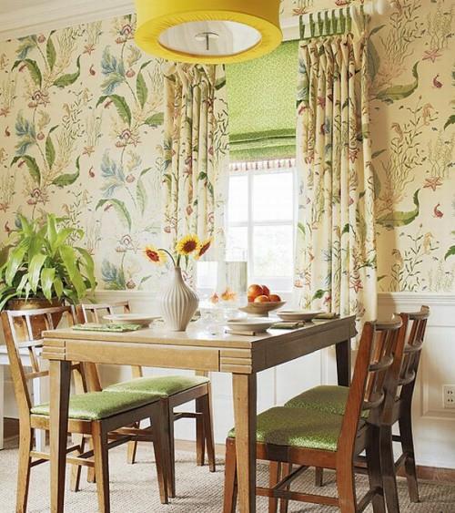 Εσωτερικές ιδέες σε γαλλικά εξοχικά στυλ ξύλινα έπιπλα κομμάτια floral μοτίβα τοίχοι πράσινο χρώμα