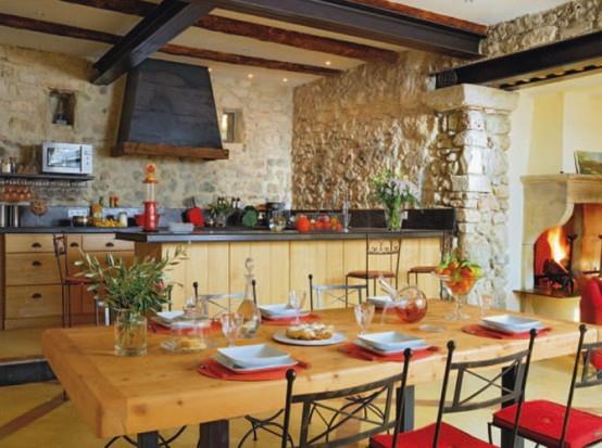 τραπεζαρία γαλλική ρουστίκ ιδέα κόκκινο πιάτο ξύλινο γυαλί