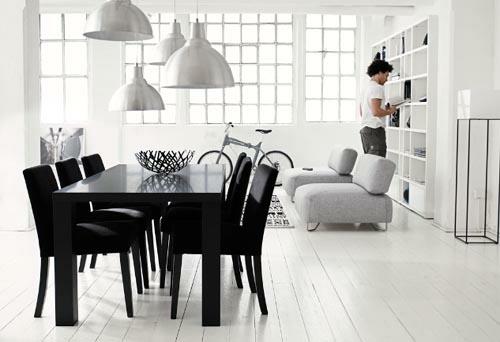 εσωτερική τραπεζαρία μαύρο λευκό τραπέζι καρέκλες σκαμπό ράφια