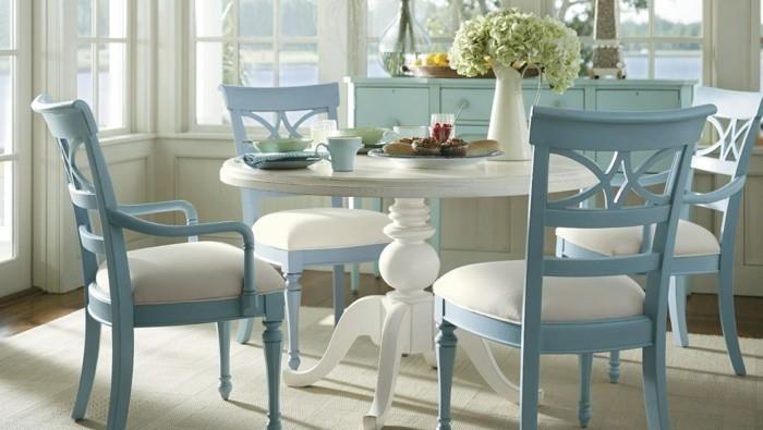 τραπεζαρία εξοχικό στυλ στρογγυλό ξύλινο τραπέζι γαλάζιες καρέκλες