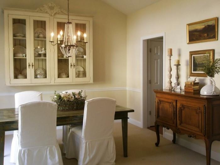 τραπεζαρία χωριάτικο στυλ ξύλινο τραπέζι λευκές καρέκλες διακόσμηση πολυέλαιου τραπεζιού